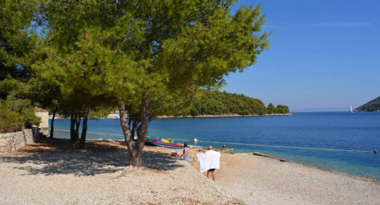 Gradska plaža Prirovo, Vis