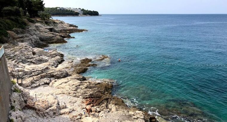 Plaža Zlatne stijene, Pula