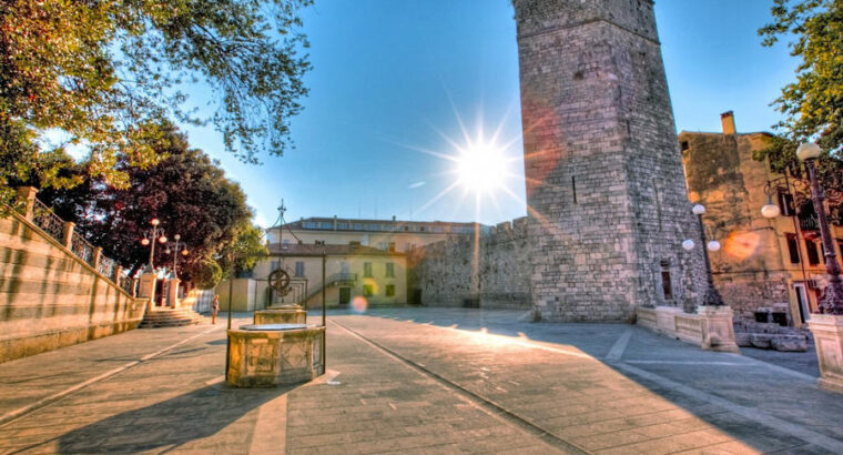Trg pet bunara, Zadar