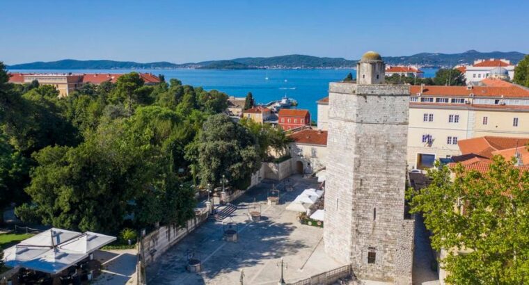 Trg pet bunara, Zadar