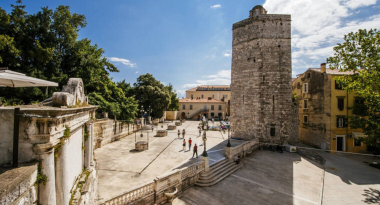 Trg pet bunara, Zadar