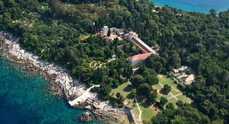 Maksimilijanov ljetnikovac, otok Lokrum