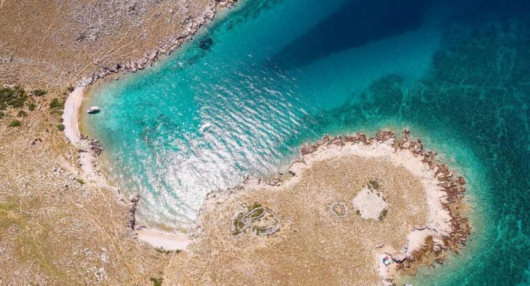 Otok Prvić kod Baške