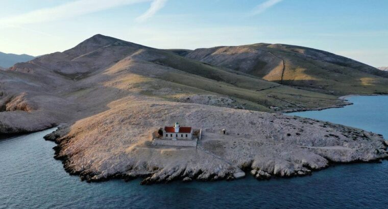 Otok Prvić kod Baške