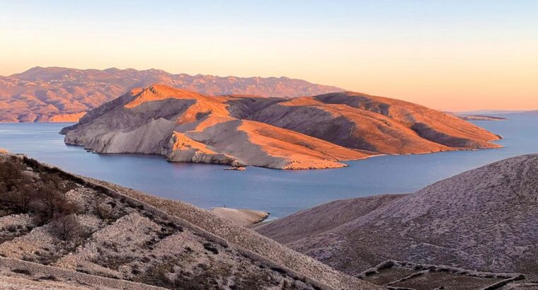 Otok Prvić kod Baške