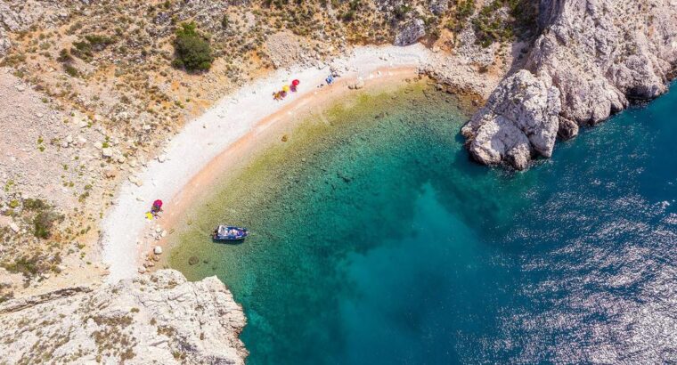 Otok Prvić kod Baške